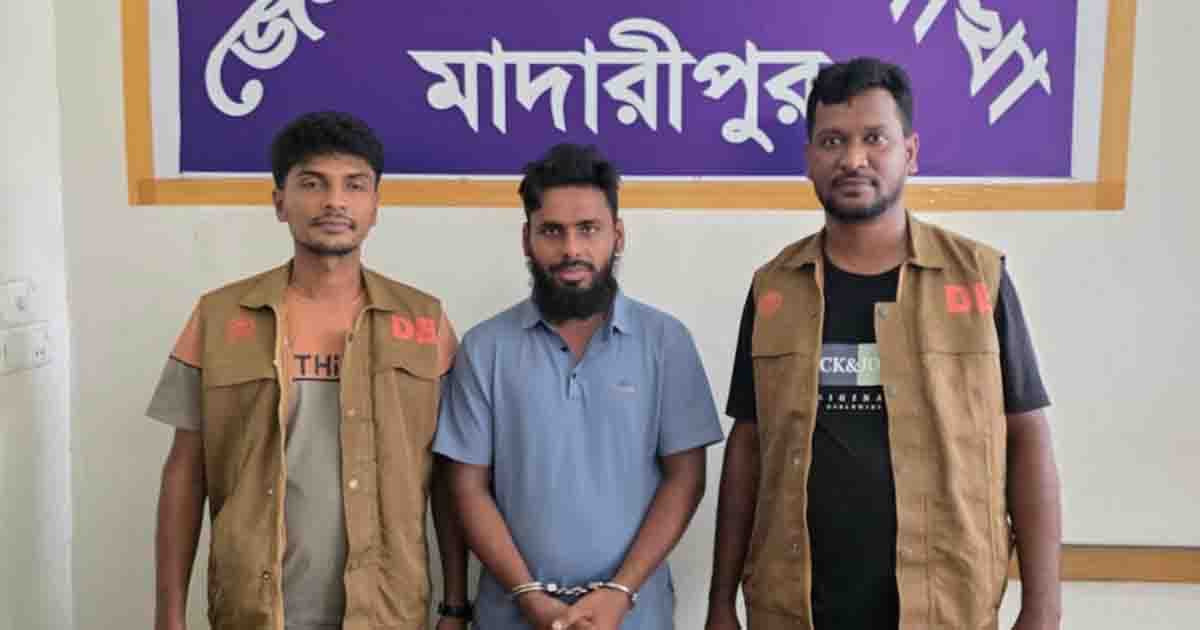 মাদারীপুরে ৪০০ পিস ইয়াবা ও চাপাতিসহ ৩০ মামলার আসামি গ্রেপ্তার