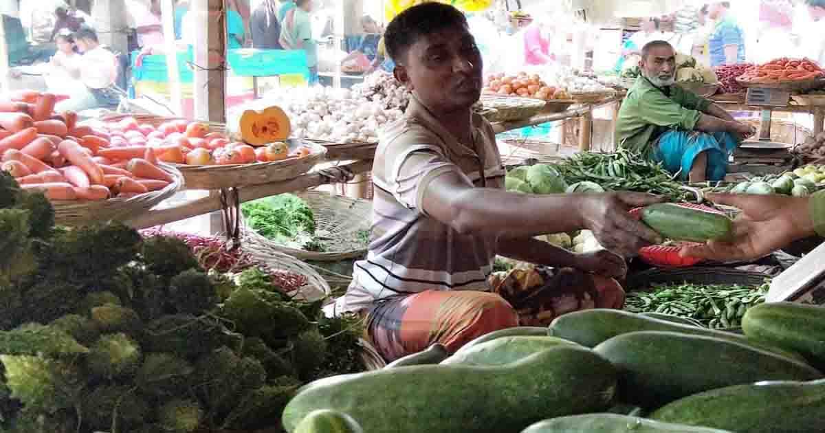 ভারী বৃষ্টিতে পুরো গাইবান্ধায় তরকারির বাজারে আগুন