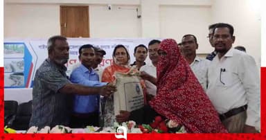 গাইবান্ধায় দুর্গত পরিবারগুলোর মধ্যে উপজেলা প্রশাসনের ত্রাণ বিতরণ