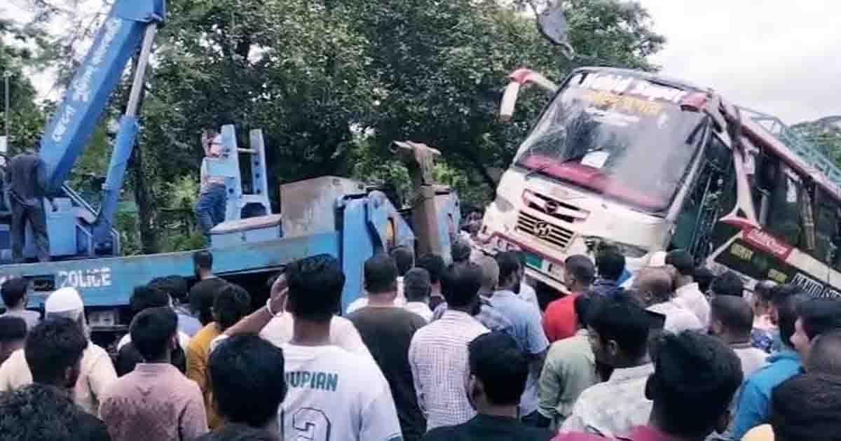 ওভারটেক করতে গিয়ে ঝালকাঠিতে বাস খাদে, সুপারভাইজার নিহত