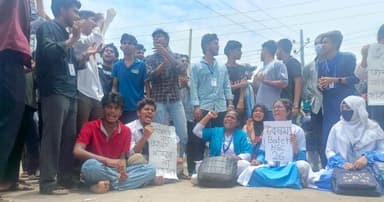 শিক্ষামন্ত্রীর পদত্যাগের দাবিতে ঢাকা-বরিশাল মহাসড়ক অবরোধ
