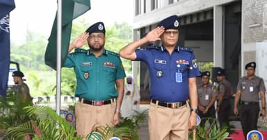 নতুন পোশাকে ফিরলো পুলিশ
