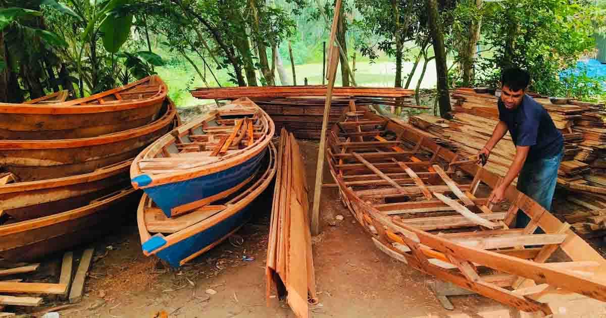 চলনবিলে পানি আসায় নৌকা তৈরিতে ব্যস্ত কারিগররা