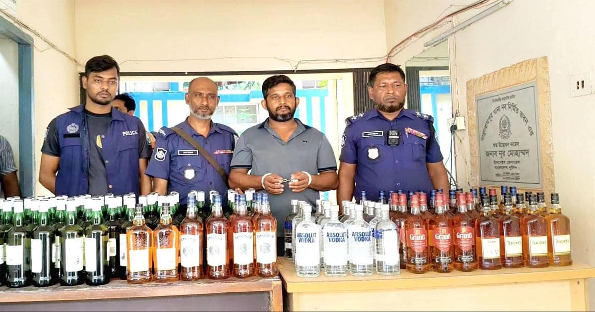 বিদেশি মদসহ মাদক কারবারি আটক
