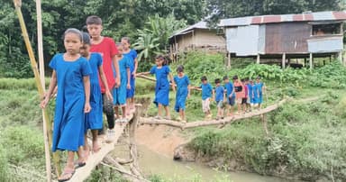 বাঁশের সাঁকোই শতাধিক শিক্ষার্থীর ভরসা
