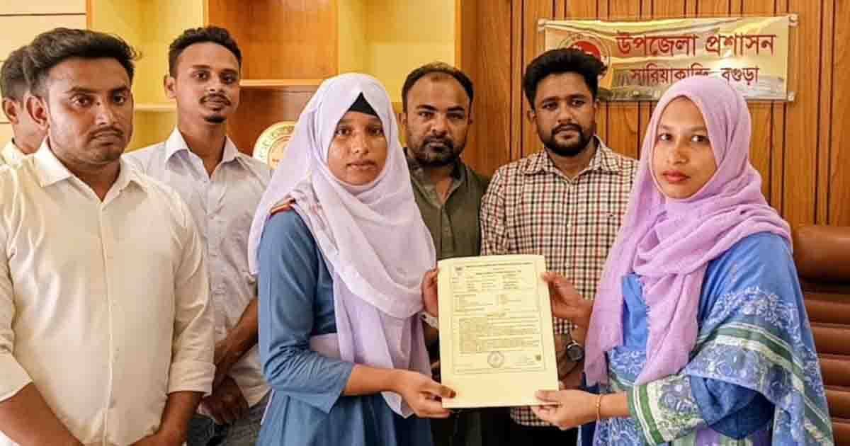 ভাইরাল সেই সুমাইয়ার হাতে প্রবেশপত্র, ফিরলেন পরীক্ষা হলে