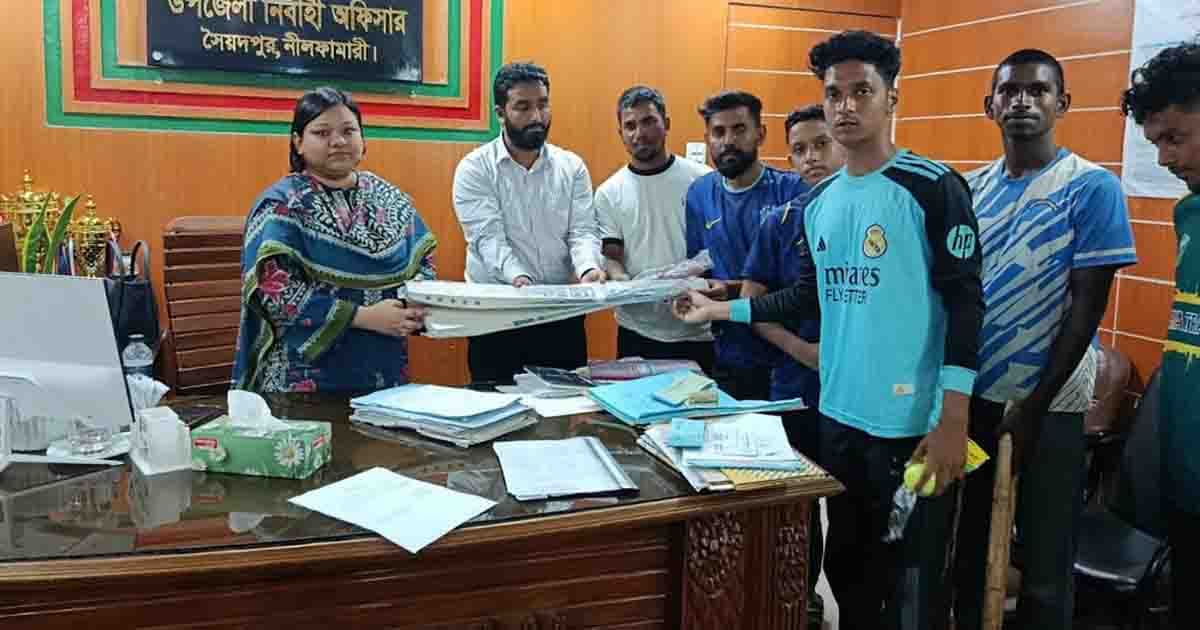 সৈয়দপুরে উপজেলা প্রশাসনের ক্রীড়া সামগ্রী বিতরণ অব্যাহত