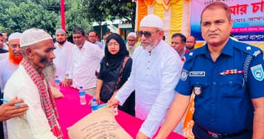 চিরিরবন্দরে ক্ষতিগ্রস্ত ৩ হাজার পরিবার পেল জিআর চাল