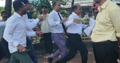 আদালতে বিএনপি-আ’লীগপন্থি আইনজীবীদের মধ্যে ধাক্কাধাক্কি
