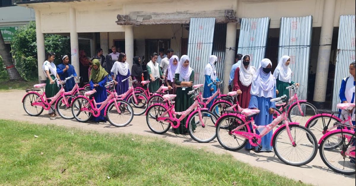 কুষ্টিয়ায় শিক্ষার্থীদের বাইসাইকেল, দুস্থদের সেলাই মেশিন ও ঢেউটিন বিতরণ