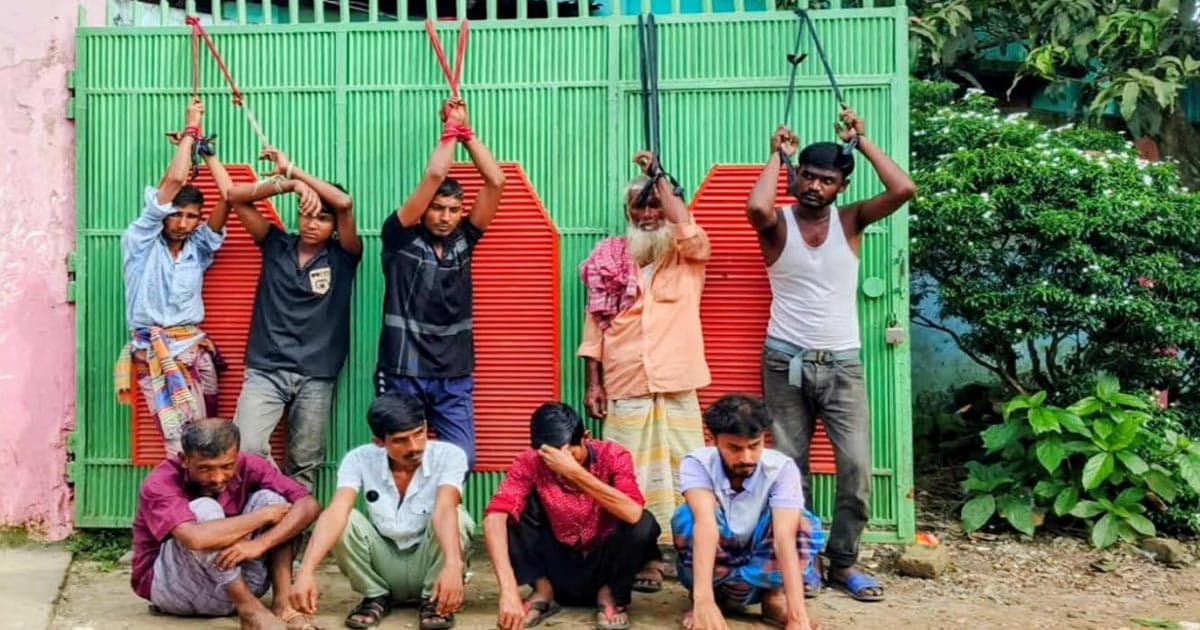 মাদক ব্যবসায়ীদের গেইটের সাথে বেঁধে রাখলো এলাকাবাসী