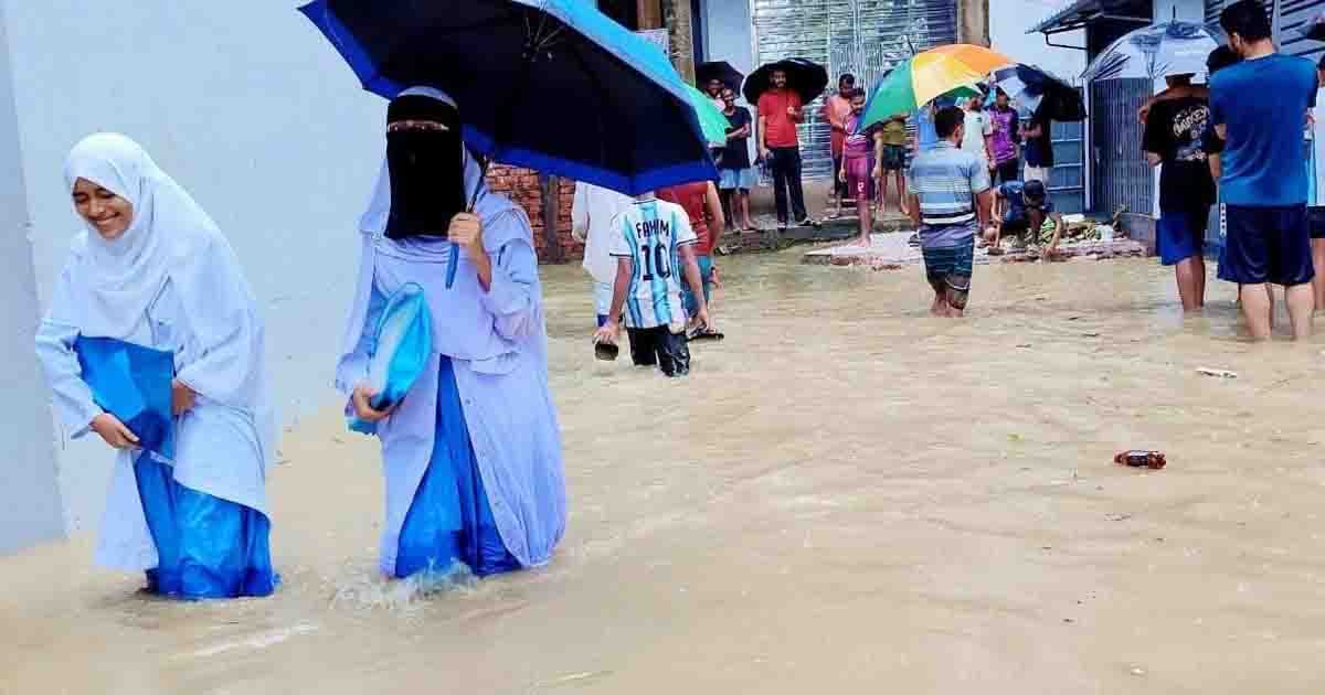 সামান্য বৃষ্টিতেই ডুবছে সীতাকুণ্ডের ৩ প্রধান সড়ক, চরম ভোগান্তিতে জনজীবন