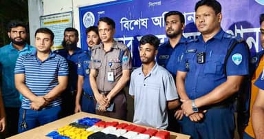 কক্সবাজারে ঢাকাগামী স্লিপার বাসে ৯২ হাজার ইয়াবা , হেলপার আটক