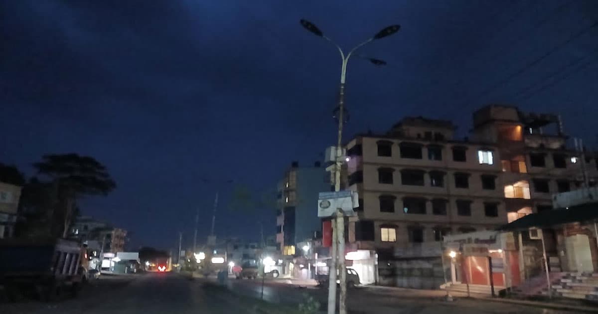 অন্ধকারে গোলাপগঞ্জ পৌরসভার সড়ক