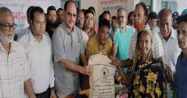 বন্যাদুর্গতদের মাঝে ত্রাণ বিতরণ করলেন এমপি সিরাজ