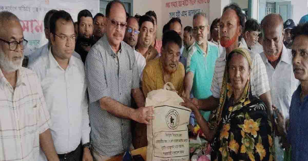 বন্যাদুর্গতদের মাঝে ত্রাণ বিতরণ করলেন এমপি সিরাজ