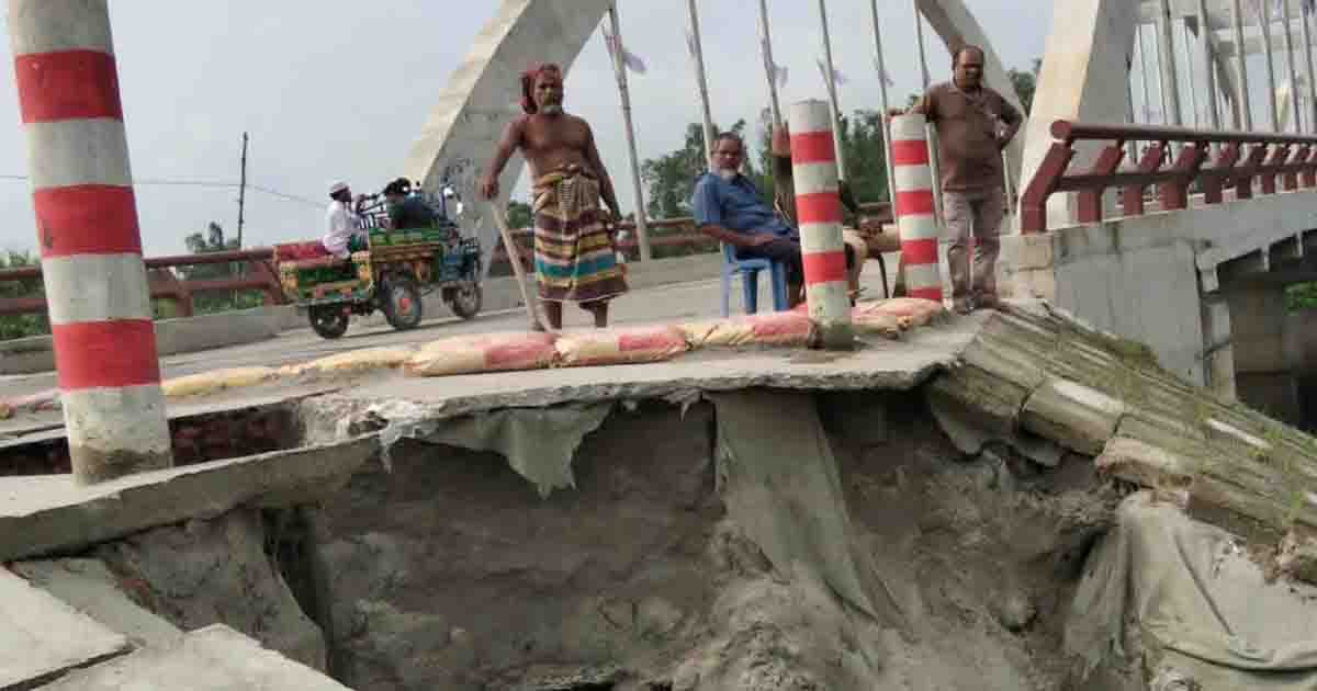 ঝুঁকিতে মওলানা ভাসানী সেতুর সংযোগ সড়ক, দুর্ঘটনার আশঙ্কা