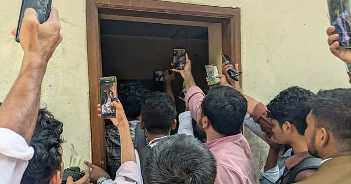 ভোটকেন্দ্রে তালা,  উত্তেজনা