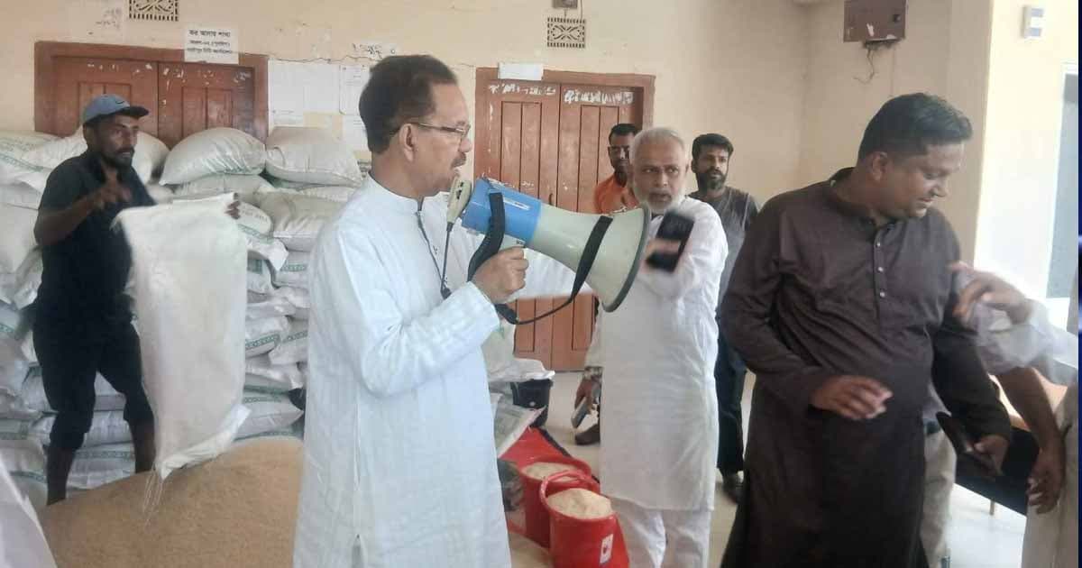 পূবাইলে দুস্থ ও অসহায় পরিবারের মাঝে সরকারি খাদ্য সহায়তা বিতরণ