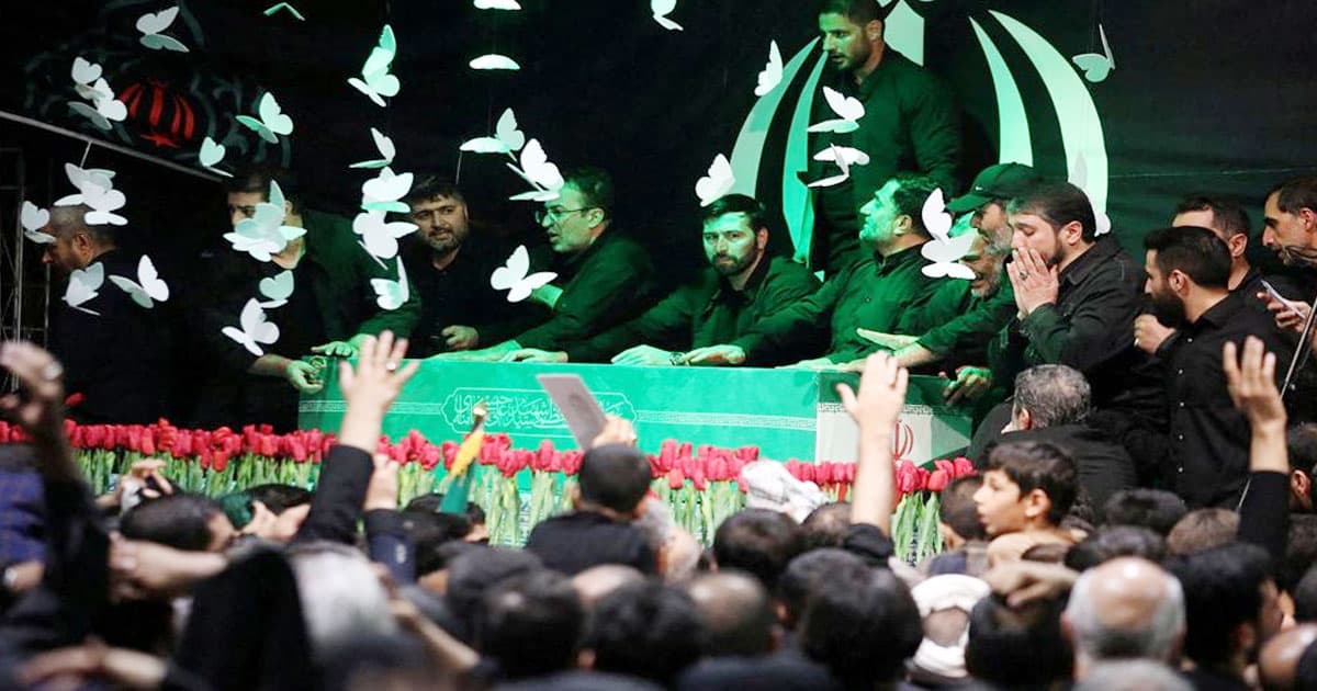 খামেনির শেষ বিদায়ের আনুষ্ঠানিকতা শুরু, তেহরানে মানুষের ঢল