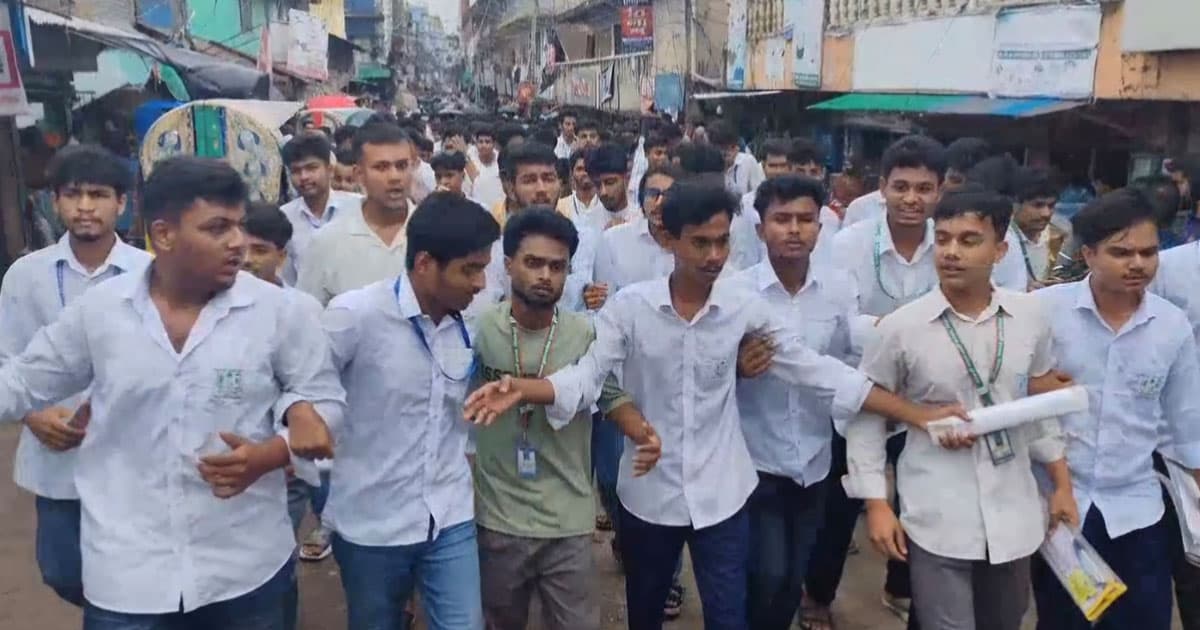 শিক্ষামন্ত্রীর পদত্যাগের দাবিতে পিরোজপুরে সড়ক অবরোধ