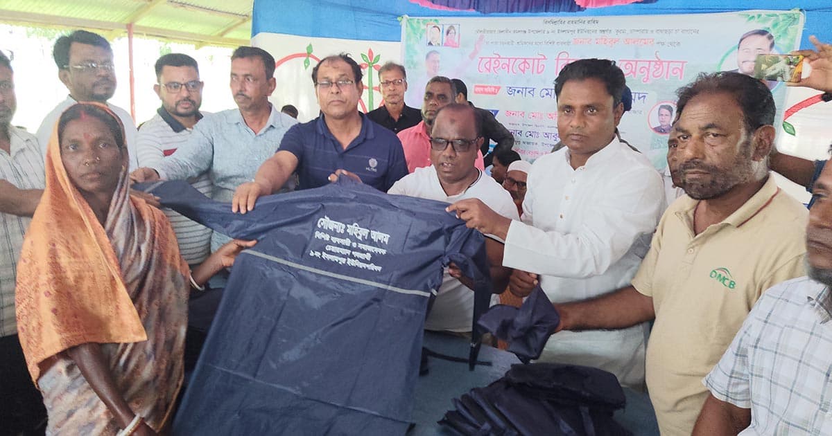 কমলগঞ্জে নারী চা শ্রমিকদের মাঝে রেইনকোট বিতরণ