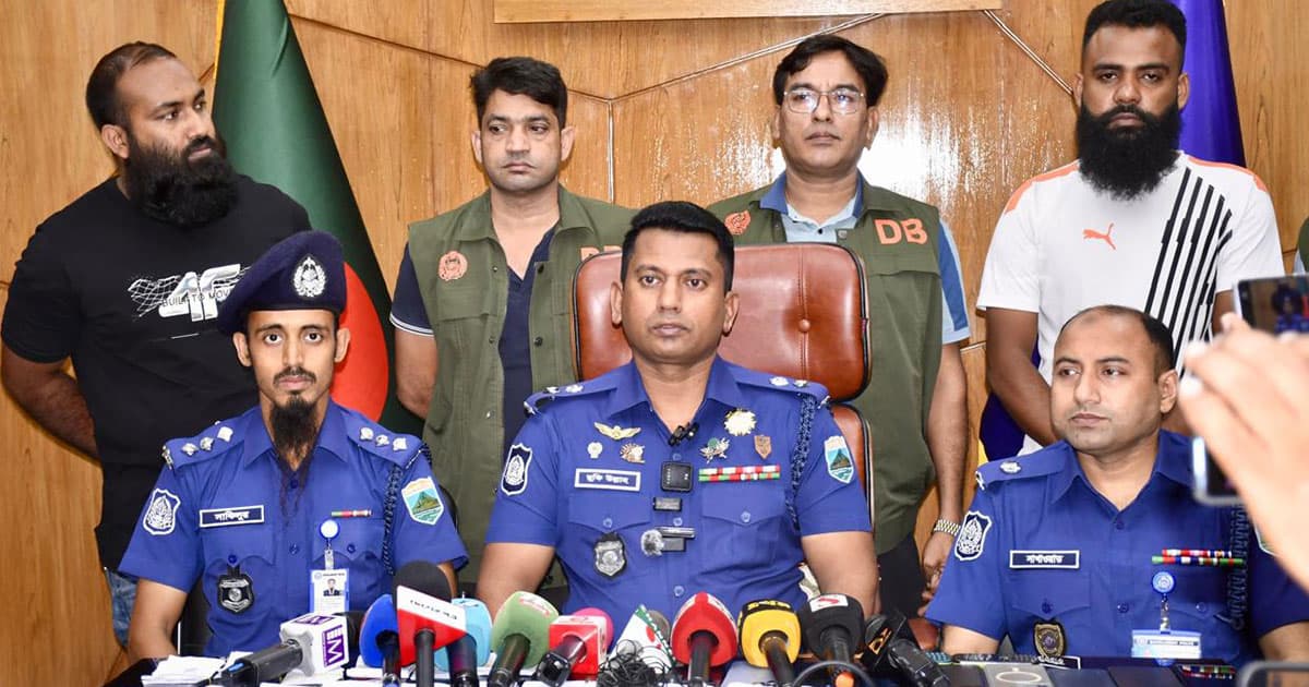 পাবনায় উদ্ধার হওয়া ৫৪টি মোবাইল ফোন হস্তান্তর