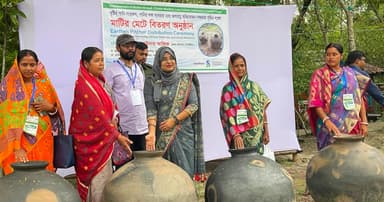 নিরাপদ পানীয় জল ব্যবহারে মাটির মেটে বিতরণ