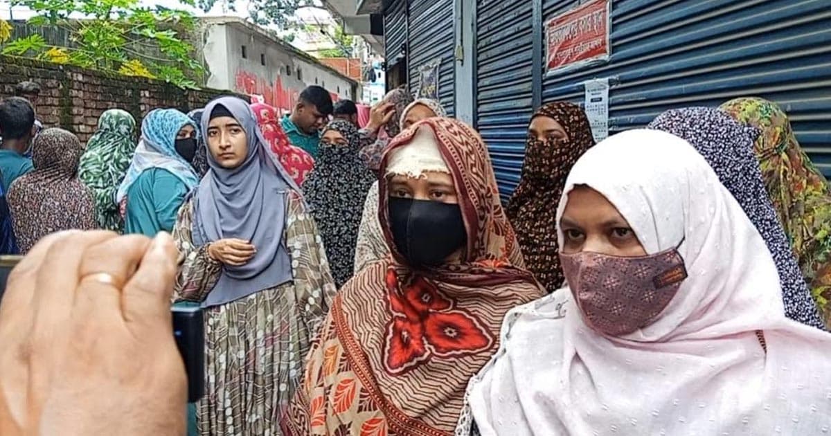 শ্রেণিকক্ষে ঢুকে অভিভাবকের মাথা ফাটালো এমপি কন্যা