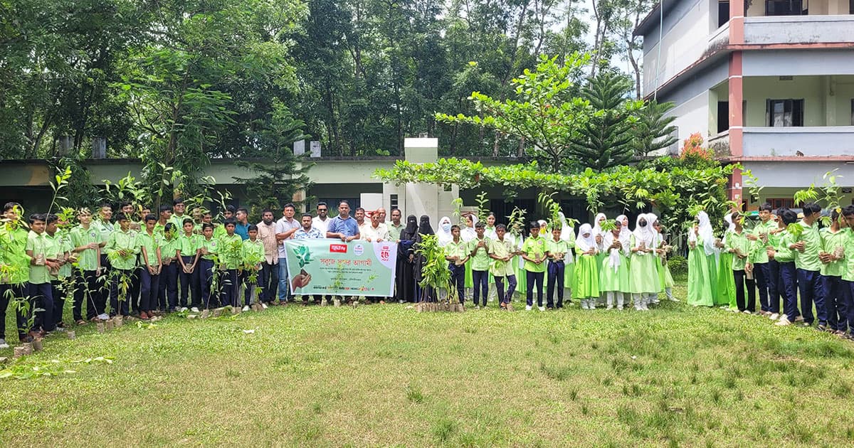 কুলাউড়ায় শতাধিক শিক্ষার্থীদের মাঝে গাছের চারা বিতরণ