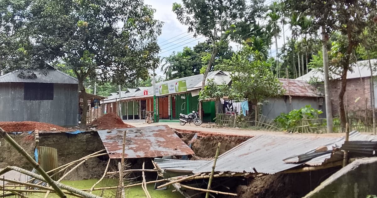 অপরিকল্পিত খনন: ধসে পড়েছে রাস্তা, দুর্ঘটনার আশঙ্কা