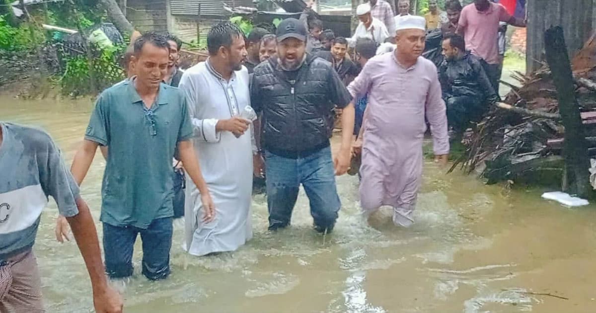 বন্যাদুর্গত এলাকায় সংসদ সদস্য হুম্মাম কাদের