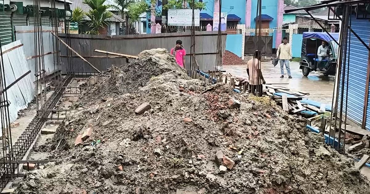 নিষেধাজ্ঞা অমান্য করে দোকান নির্মাণের অভিযোগ