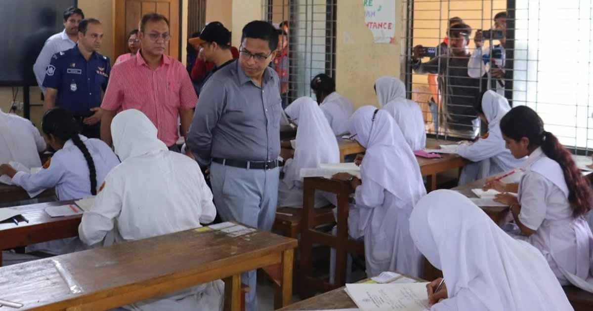 নারায়ণগঞ্জে জেলা প্রশাসকের পরীক্ষাকেন্দ্র পরিদর্শন