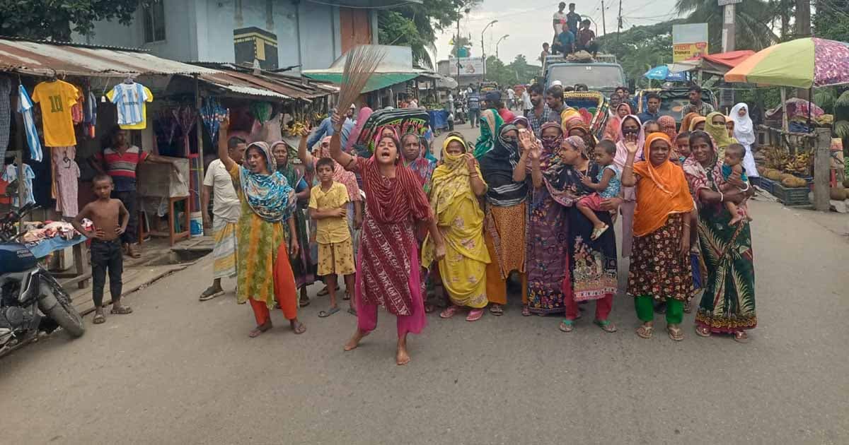 রেস্টুরেন্টে হামলা ও নারীদের মারধরের প্রতিবাদে ঝাড়ু মিছিল
