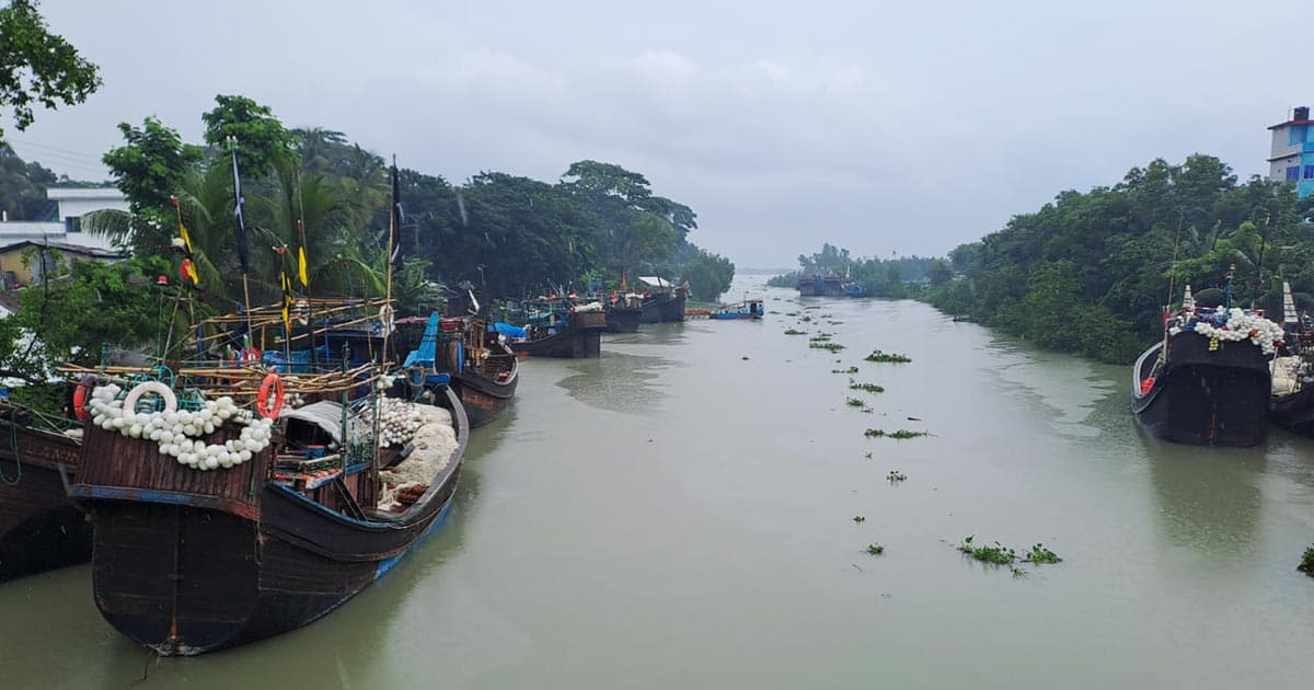 উত্তাল সাগর: নিরাপদ আশ্রয়ে শত শত ট্রলার