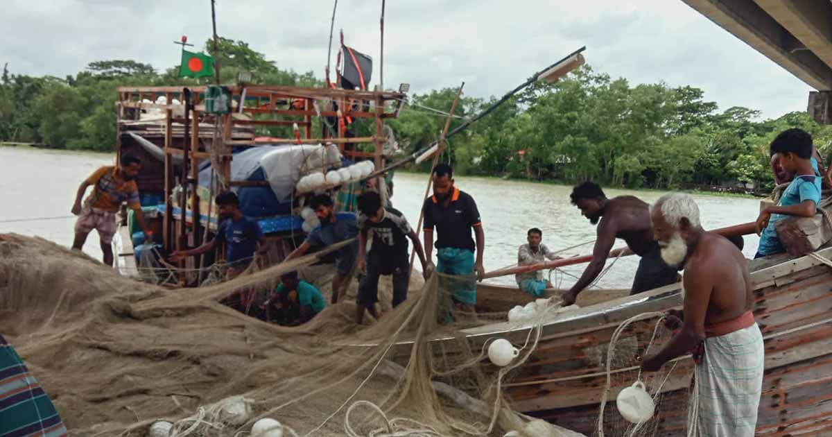 ট্রলার থেকে পড়ে জেলে নিখোঁজ