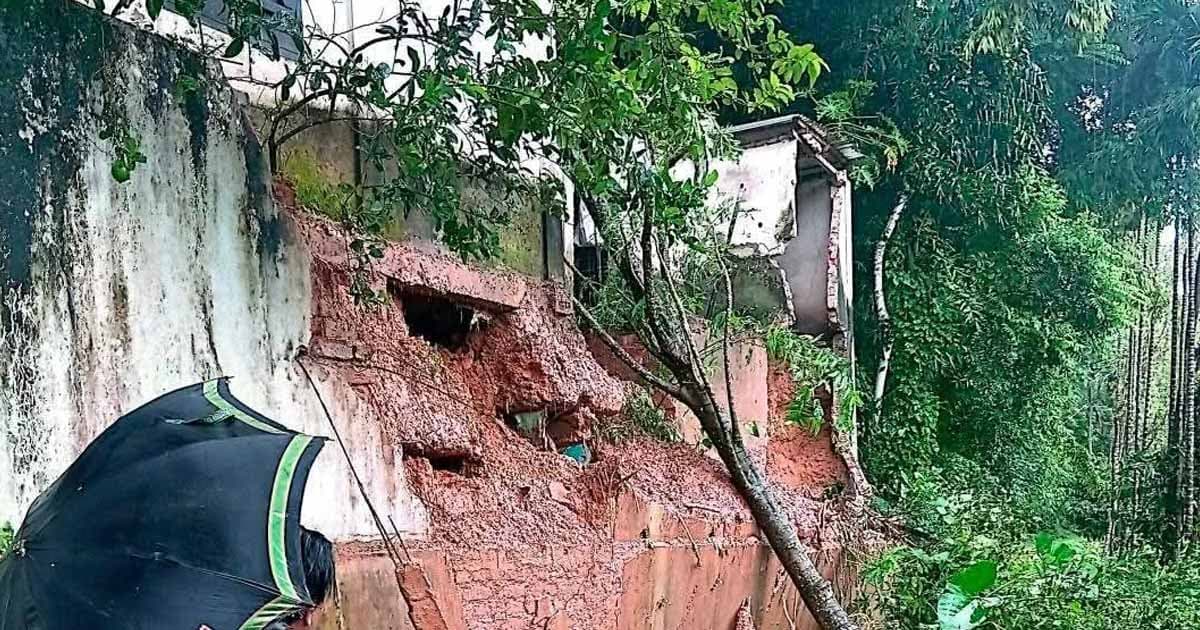 টানা বর্ষণে টিলা ধসে মুহূর্তেই বিধ্বস্ত বসতঘর