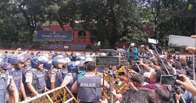 শিক্ষা ভবনের সামনে পুলিশি ব্যারিকেডের মুখে শিক্ষার্থীরা