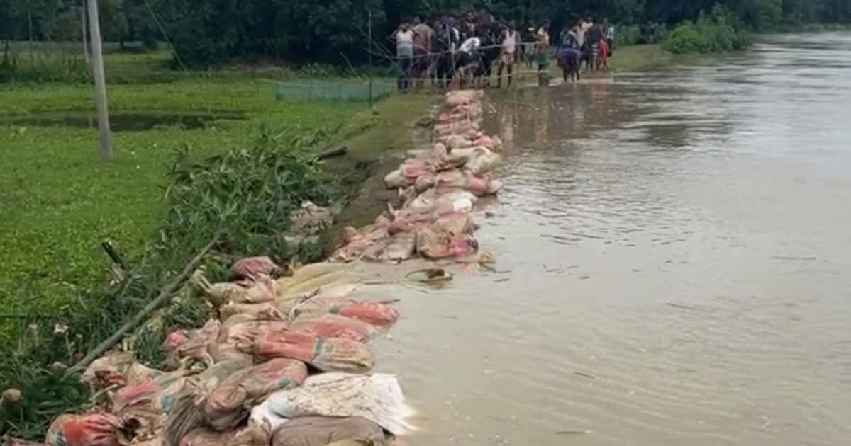 মনু নদীর বাঁধ ভেঙে ৫টি গ্রাম প্লাবিত