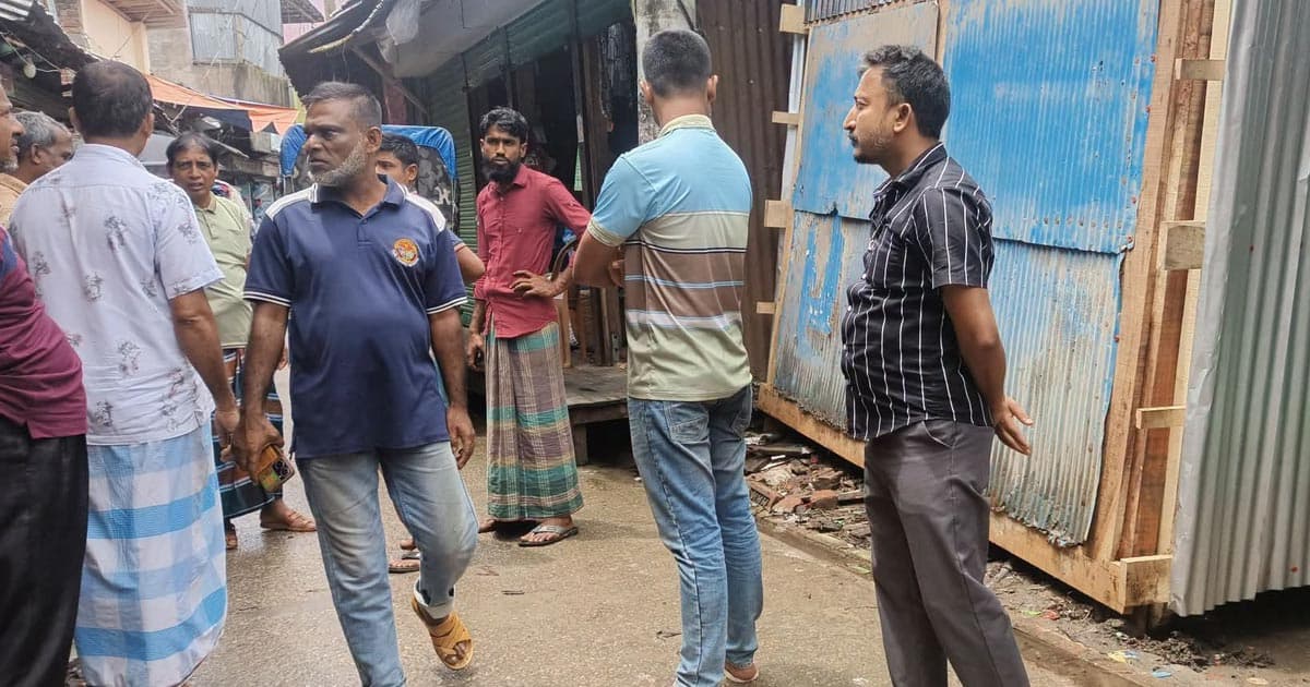 সরকারি জমিতে বিএনপি নেতার দোকান, গুঁড়িয়ে দিল প্রশাসন
