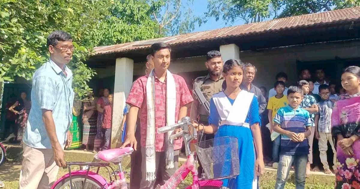 মধ্যনগরে ক্ষুদ্র নৃ-গোষ্ঠীর ৭৮ শিক্ষার্থী পেল শিক্ষাবৃত্তি
