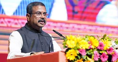 অবশেষে ভারতের শিক্ষামন্ত্রীর পদত্যাগ