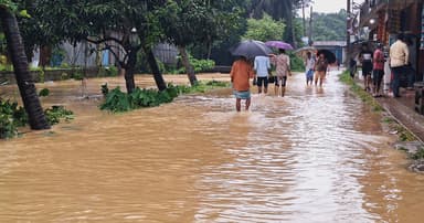 হাটহাজারীতে টানা বর্ষণে পানিবন্দী মানুষ