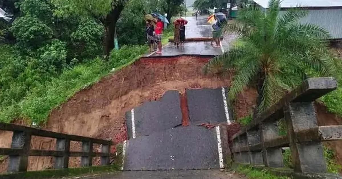 সেতু ধসে বান্দরবান-রাঙামাটি সড়ক যোগাযোগ বিচ্ছিন্ন