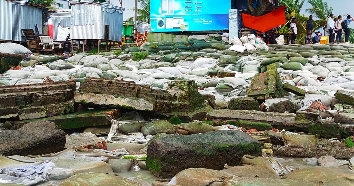 উন্মত্ত সাগর গিলে খাচ্ছে কুয়াকাটা সৈকত