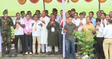 গৌরনদীতে প্রধানমন্ত্রী, অংশ নিয়েছেন বৃক্ষরোপণ কর্মসূচিতে