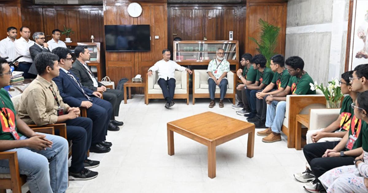 প্রধানমন্ত্রীর সঙ্গে স্বর্ণপদকজয়ী অলিম্পিয়াড শিক্ষার্থীদের সাক্ষাৎ