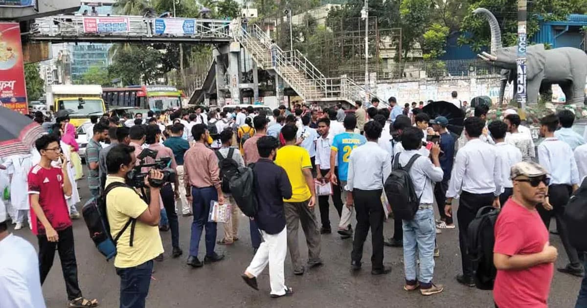 সচিবালয়ের অভিমুখে ‘লংমার্চ’ শিক্ষার্থীদের