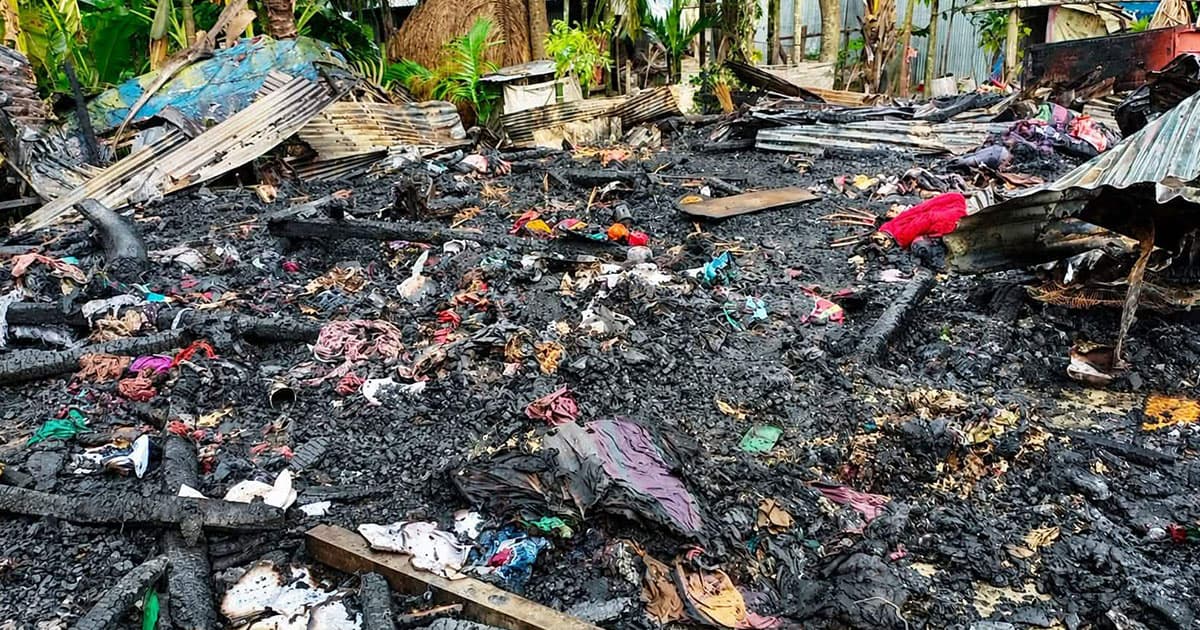 লালমোহনে অগ্নিকাণ্ডে দুই বসতঘর পুড়ে ছাই